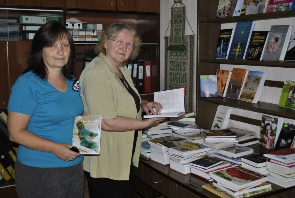 Smiltenietes Rasma Bērziņa (no kreisās) un Biruta Kritnere ir sajūsmā par iespēju lasīt   jaunas grāmatas. 
Autors: Sandra Pētersone