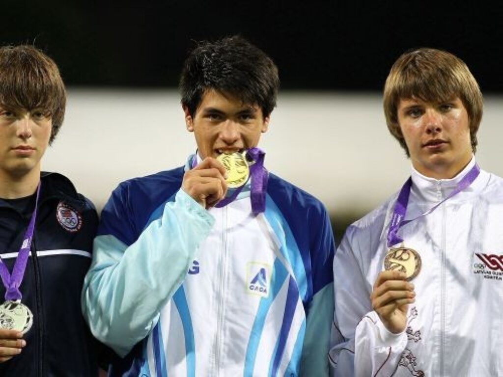 Intars Išējevs (pirmais no labās) ar rezultātu 70 metri un 17 centimetri izcīna otro vietu starptuatiskajās junioru vieglatlētikas sacensībās  