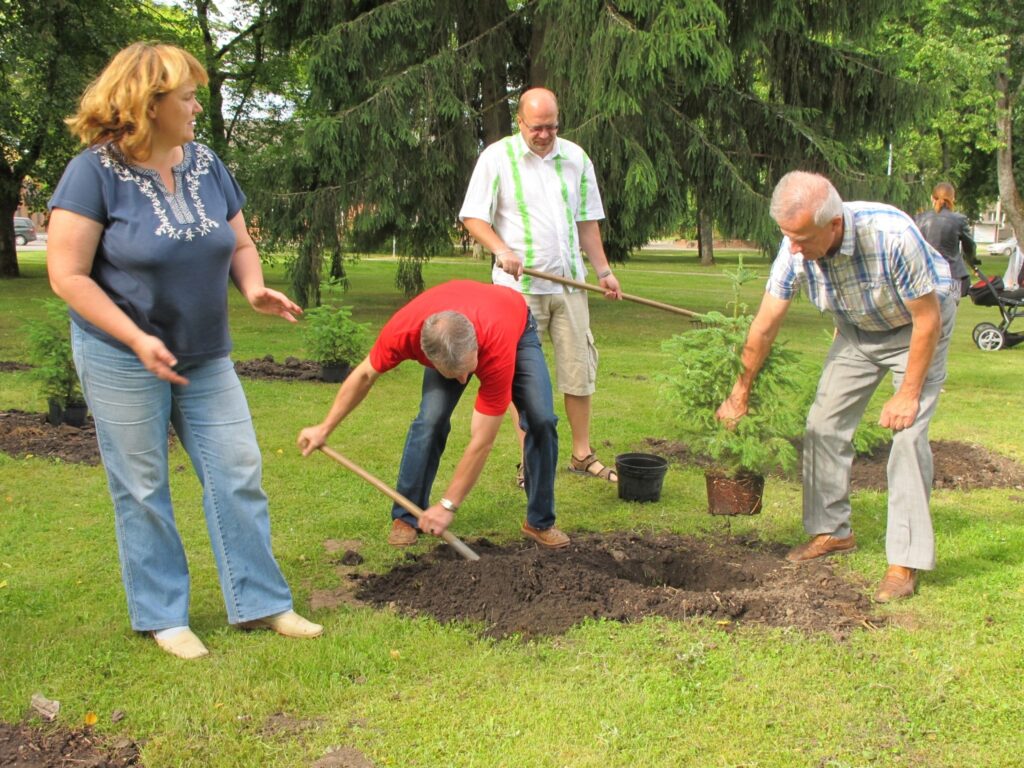 Valkas pilsētas teritorijas apsaimniekošanas nodaļas vadītājas Ineses Vehi (no kreisās) uzraudzībā trīs vīri pēc savas iniciatīvas stāda Serbijas egles.
Autors: Aldis Dubļāns