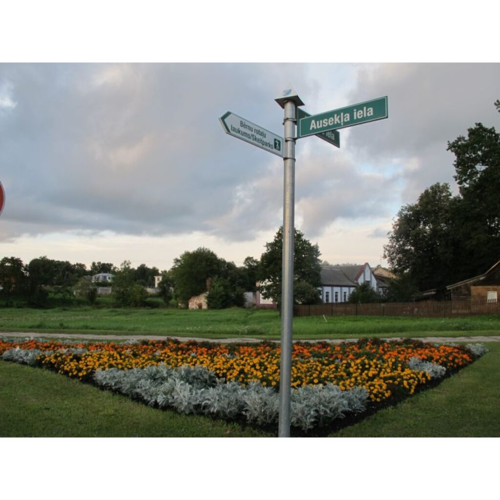 Pašlaik Valka līdzinās darbīgam skudru pūznim, jo visā pilsētā uz ceļiem un ielām notiek lielas pārmaiņas. Lai nokļūtu no punkta A līdz punktam B, pat valcēniešiem ir nedaudz jāpalauza galva, jo daudzviet uz tik ierastajiem ceļiem ir...
Autors: Inga Karpova