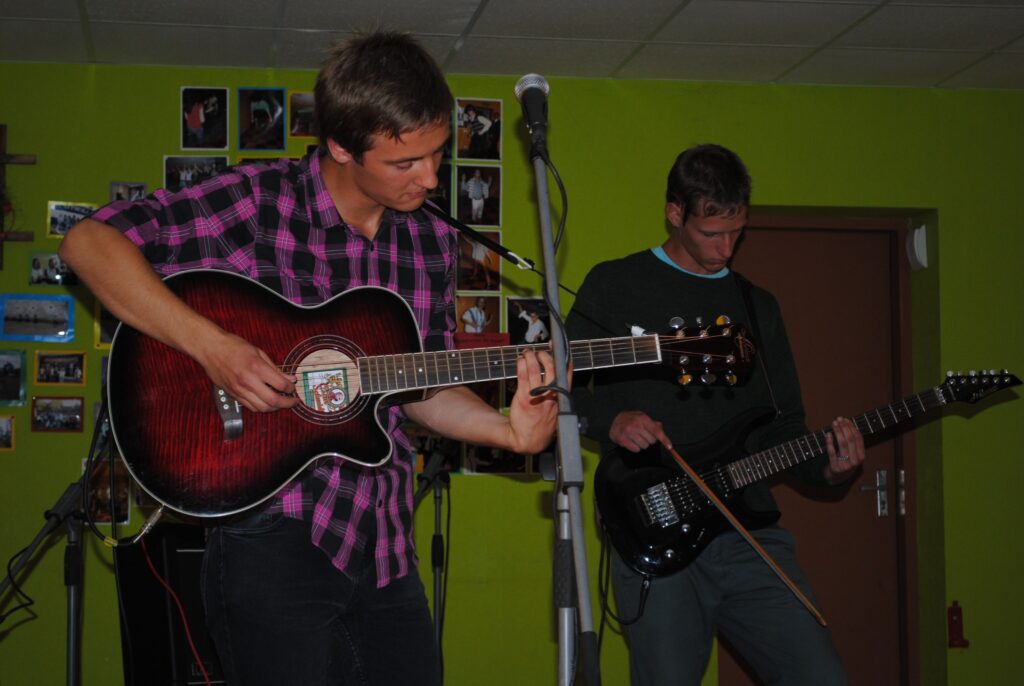  Daniēls Groza (no kreisās) pirmo reizi plašākai publikai izpildīja paša komponētās dziesmas. Attēlā – kopā ar Jāni Līdumu.
Autors: Sandra Pētersone