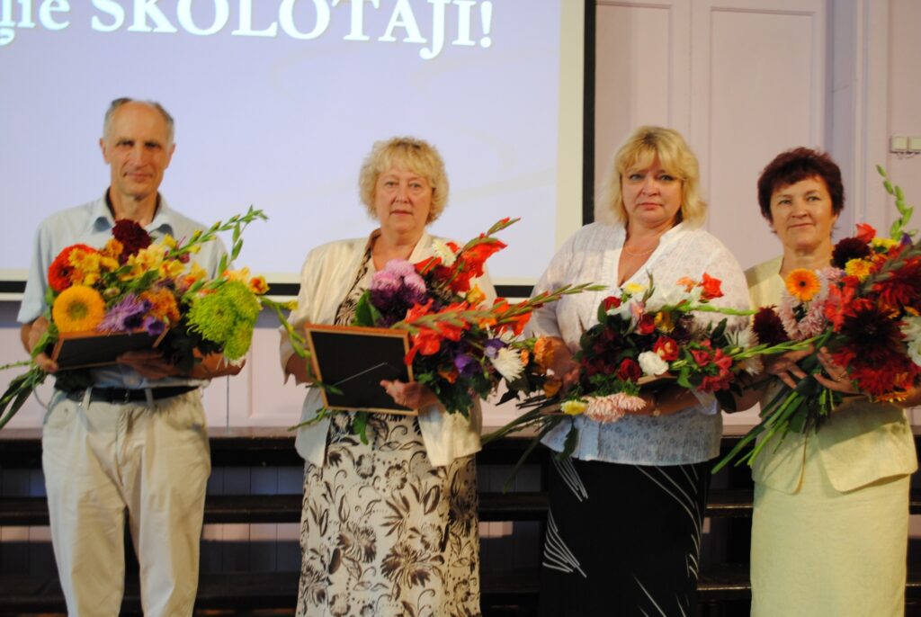 Pirms jaunā  mācību gada sākuma ar Smiltenes novada Atzinības rakstiem apbalvoti astoņi skolotāji. Konferencē tos saņēma četri: Andrejs Miķis, Regīna Zariņa, Antra Alksne un Anna Lavrinoviča. 
Autors: Sandra Pētersone