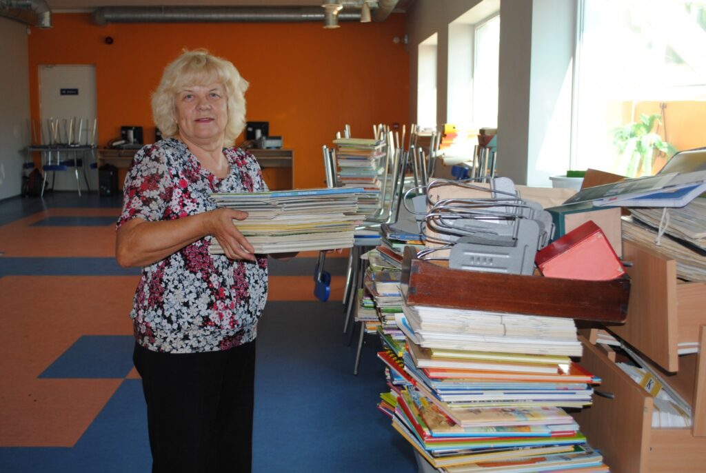 No Smiltenes kultūras nama iemītniekiem ēkā pajumti saglabā tikai bibliotēkas bērnu literatūras nodaļa. “Pārceļamies vienu stāvu augstāk, uz bijušās kafejnīcas telpām,” skaidro bibliotekāre Ilze Nātre. Ieeja būs no sporta halles puses.
Autors: Sandra Pētersone