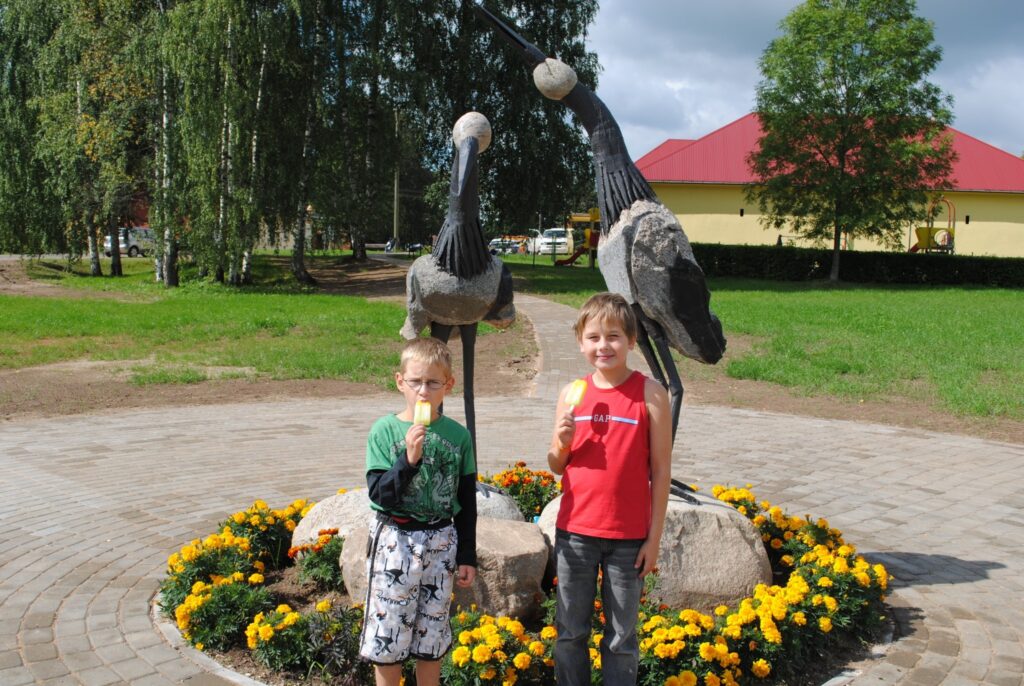 Kad izaugs palsmanieši Niks Līdaciņš (no kreisās) un Krišs Mednis, arī viņiem akmens stārķi Palsmanes centrā būs atgādinājums, - gājputni vienmēr atgriežas mājās, kur ir vislabāk.
Autors: Sandra Pētersone