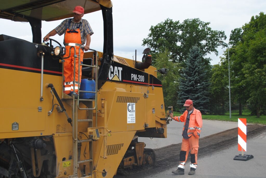  Smiltenē ceļu satiksmei ir slēgts Rīgas ielas posms no Lazdu ielas līdz Gaujas ielai. Vakar uzņēmuma “8CBR” tur sāka frēzēt ielas esošo asfalta segumu.
Autors: Sandra Pētersone