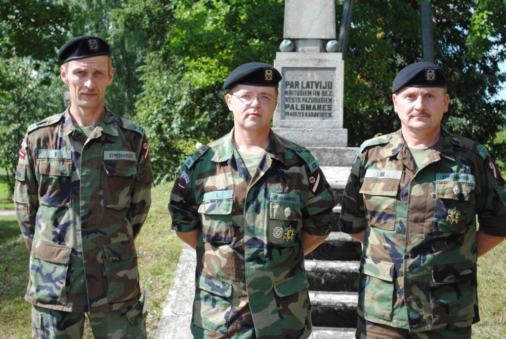  Zemessardzes komandiera augstākos apbalvojumus saņems arī vecākie zemessargi palsmanietis Jānis Zvaigzne (no kreisās) un Jānis Kukainis no Grundzāles pagasta un virsseržants Pēteris Timermanis no Palsmanes pagasta. 
Autors: Sandra Pētersone