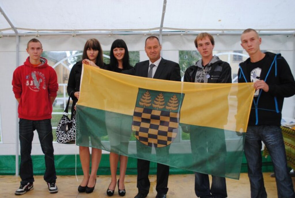 Šodien Sedas pilsētas svētkos Strenču novada domes priekšsēdētājs Jānis Pētersons īpašu dāvanu pasniedza tiem vietējiem jauniešiem, kuriem ir tikpat gadu, cik Sedas pilsētai, un pēc tam kopā ar viņiem uzvilka pilsētas karogu.
Autors: Sandra Pētersone