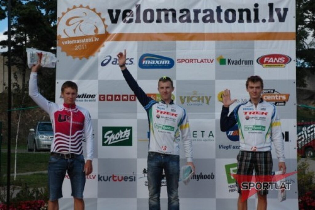 Toms Knostenbergs (pirmais no labās) izcīna trešo vietu V 20 grupā Ventspils Piedzīvojuma parka tautas velobraucienā.
Autors: VELOMARATONI.LV