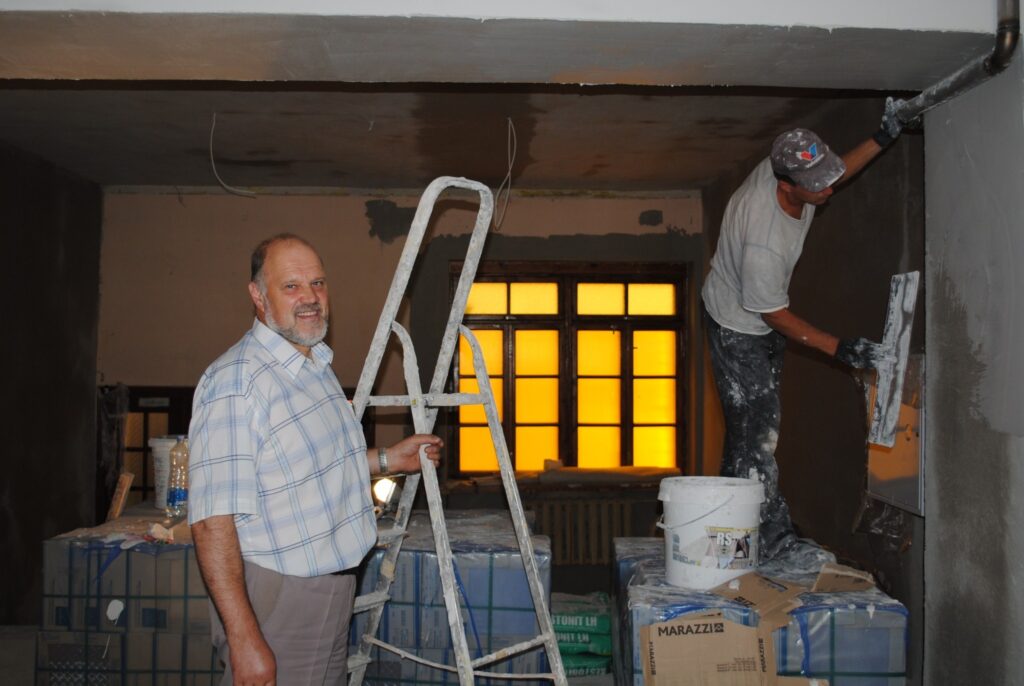 1. septembrī darbu uzsāks Smiltenes Valsts tehnikums - profesionālā vidusskola, ko vadīs līdzšinējā tehnikuma direktors Andris Miezītis (no kreisās). 1. septembrī audzēkņi redzēs, kāds izskatās rekonstruētais  tehnikuma mācību korpusa pirmais stāvs.
Autors: Sandra Pētersone