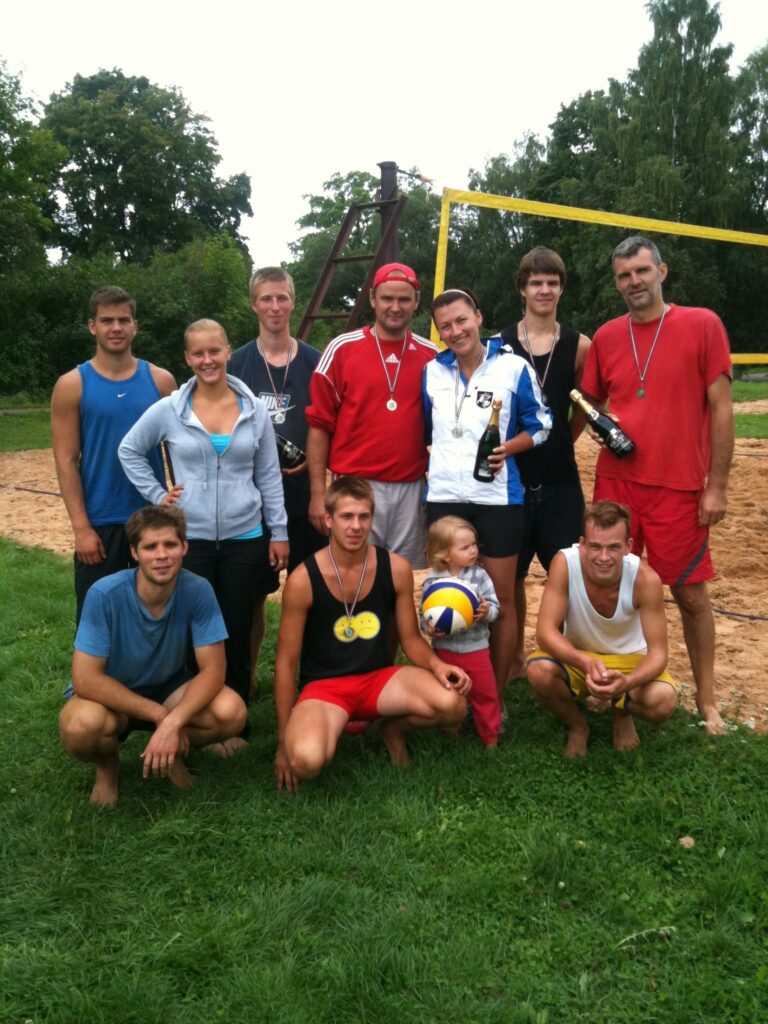 Par 2011. gada Smiltenes novada čempioniem pludmales volejbolā kļuva Andris un Inese Rieksti (otrās rindas vidū)
Autors: Jānis Cīrulis