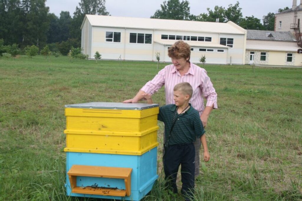 Kārķu pamatskolas skolotāja Ģertrūde Ābele ar trešklasnieku Emīlu Liepiņu pārbauda mācību iestādes bišu stropus.
Autors: Aivars Zilbers