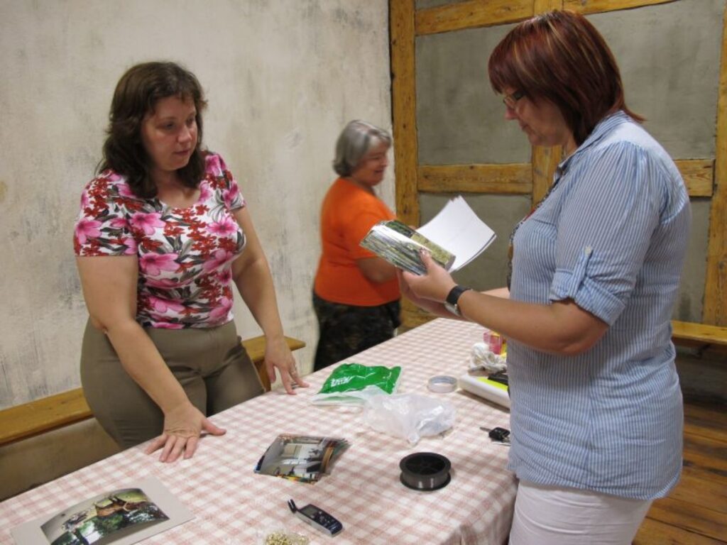 Ēveles pagasta kultūras dzīves organizatorei Andai Jukāmei līdz pagasta svētkiem vēl jāpaspēj ierīkot foto izstāde jaunajā izstāžu zālē Ēveles muižas klētī.
Autors: Inga Karpova