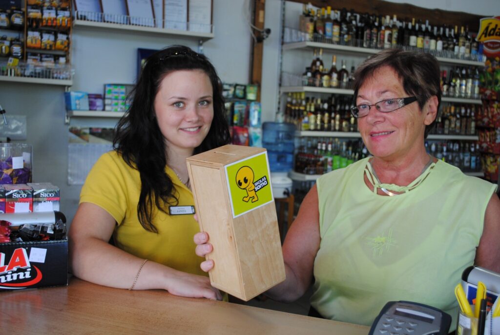 Biedrības “Glābiet bērnus” Strenču nodaļas vadītāja Velga Graumane (no labās) atgādina, ka ziedot Strenču novada pirmklasnieku atbalstam var arī degvielas uzpildes stacijā Strenčos. Pārdevēja Sanita Alaine ievērojusi, ka ārzemnieki ziedo, pat nevaicājot, kam tas paredzēts.
Autors: Sandra Pētersone