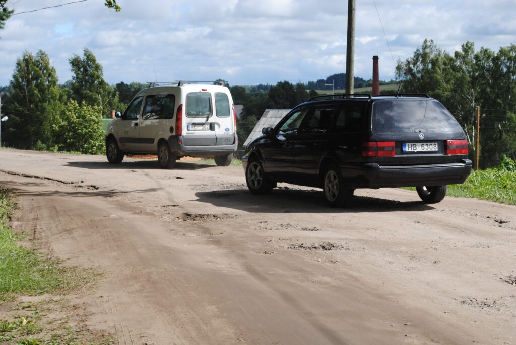 Autovadītāji ir neapmierināti ar ceļa seguma stāvokli Vaļņu ielā posmā  no Daugavas līdz Dzirnavu ielai. Lai nepieļautu tālāku ielas bojāšanu, turpmāk satiksmi šajā posmā organizēs vienā virzienā.
Autors: Santa Sinka