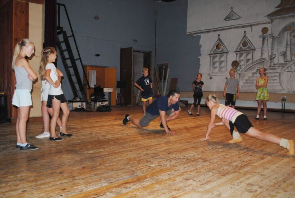 Smiltenē ciemos pie tautas deju kolektīva “Dadzīši” dejotājiem ieradās Latvijā zināmais horeogrāfs Agris Daņiļevičs. Uz kultūras centra skatuves viņš improvizēja kopā ar jaunajiem dejotājiem. Sākotnēji atraisīties nemaz nebija tik vienkārši, taču jau pēc pirmajām 40 minūtēm notiekošais bērnus aizrāva. 
Autors: Santa Sinka