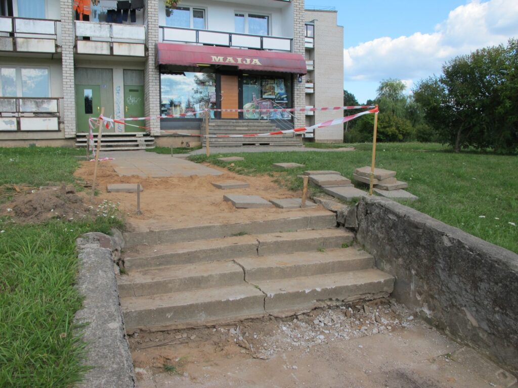 Trešdien Valkā pie Ausekļa ielas 26. daudzdzīvokļu nama sākās vairāku kāpņu remonts.
Autors: Inga Karpova