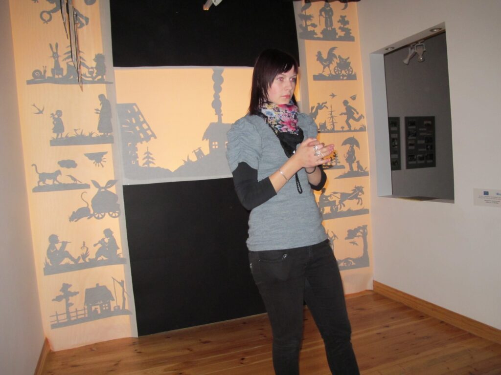 Atliek vien doties aiz aizkara, ieslēgt gaismu un veidot dzīvas figūras. Jauniešu kluba aktīviste Violeta Murina to jau izmēģinājusi.
Autors: Aldis Dubļāns