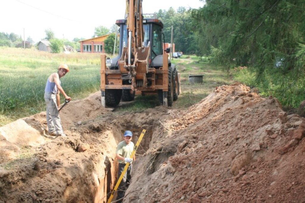 SIA “Vidzemes energoceltnieks” strādnieki tranšeju komunikāciju ierīkošanai ik dienu rok tuvāk ciemata mājām.
Autors: Aivars Zilbers