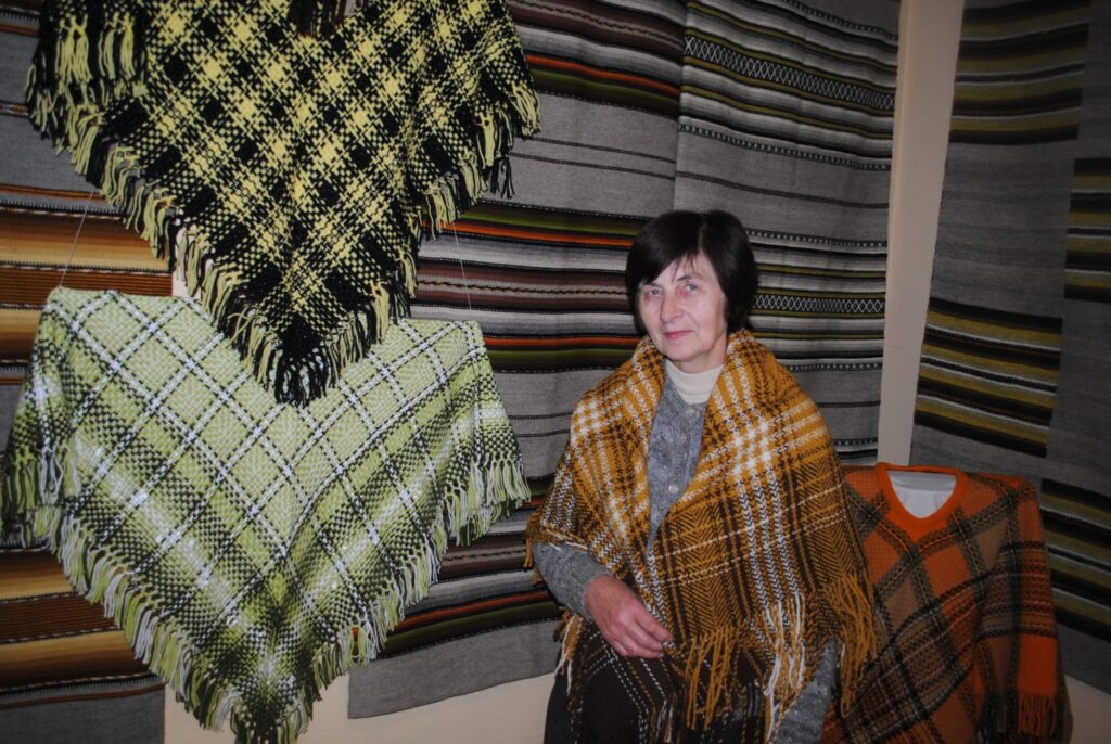 “Izstādē dominē silti darbi,” atgādinot par tuvo ziemu, teic Tautas lietišķās mākslas studijas “Smiltene” vadītāja Inese Kauliņa
Autors: Sandra Pētersone