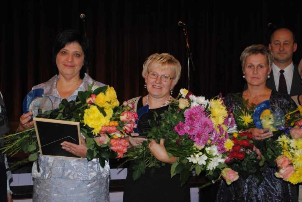  Smiltenes novada Izglītības pārvaldes balvu izglītībā saņēmušas skolotājas Valda Cirīte (no kreisās), Dagnija Feldhūne un Inguna Slapjuma. 
Autors: Sandra Pētersone