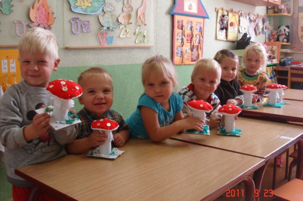 Ozolu pamatskolā pirmsskolas vecuma bērni, gaidot Miķeļdienu, paši izgatavo mušmiri, lai labāk atcerētos, ka to no meža nedrīkst nest mājās. 
Autors: Aivars Zilbers