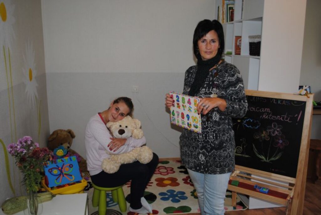 Uzņēmēja Marita Timermane piedāvā bērniem un viņu vecākiem jaunu iespēju Smiltenē, -  nodarbības  rotaļu centrā “Ritenītis”. To iekārtot palīdzēja visa ģimene, arī meitas  Paula (attēlā) un Kristīne. 
Autors: Sandra Pētersone