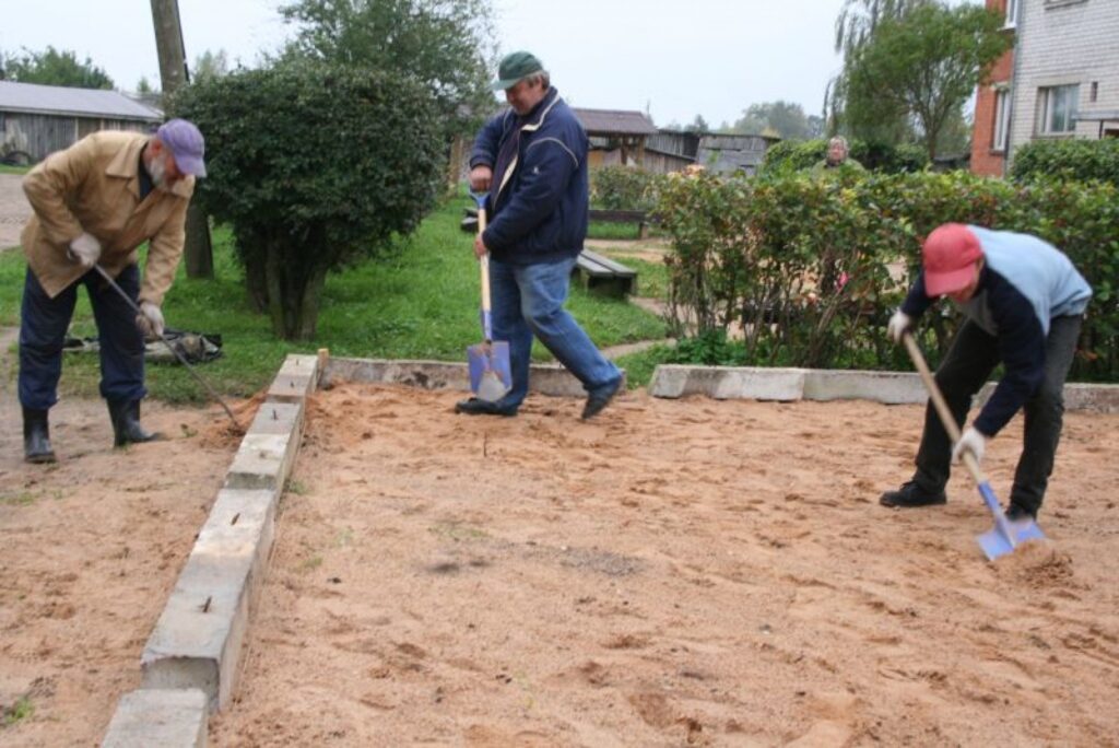 Projektā bērnu rotaļu laukumu plānots pabeigt līdz decembrim, bet celtnieki domā, ka pagūs to izdarīt līdz oktobra beigām. 
Autors: Aivars Zilbers