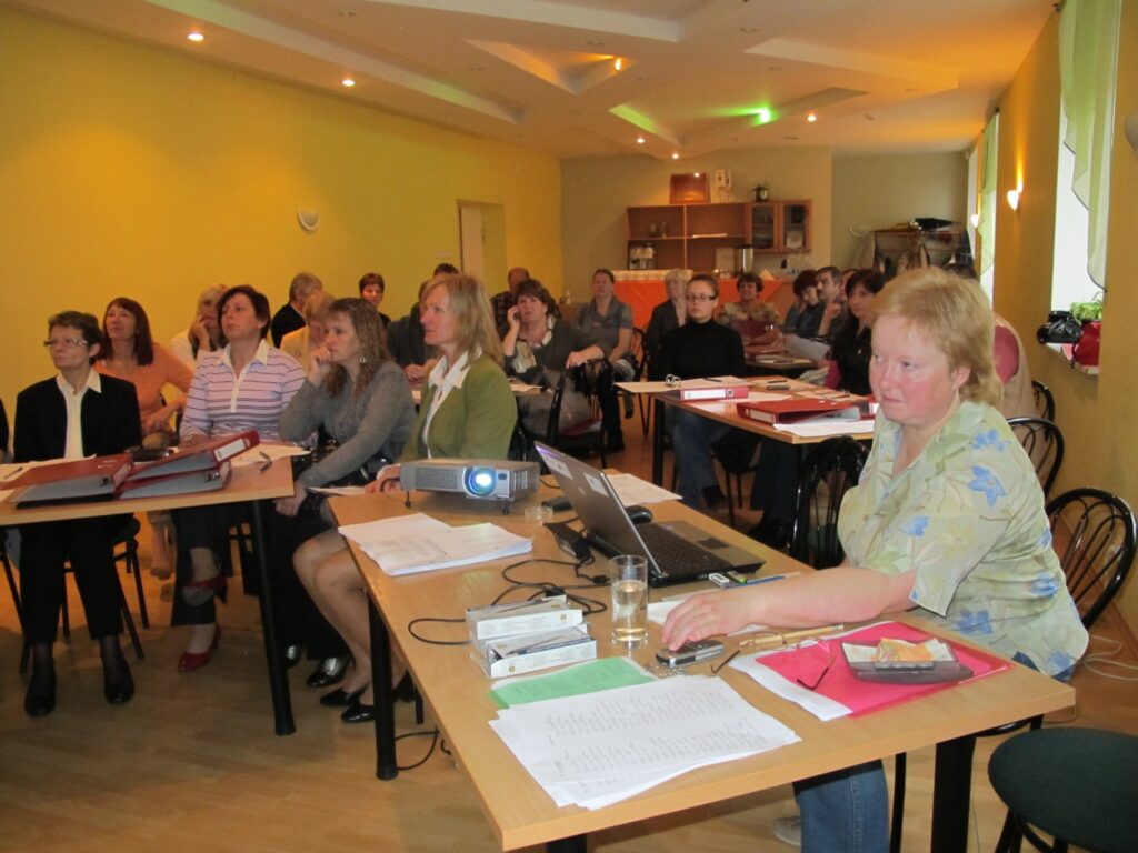 Projektu eksperte Dagnija Ūdre (no labās) skaidro, kā formulēt izvirzīto mērķi un pārtulkot to angliski. 
Autors: Aldis Dubļāns