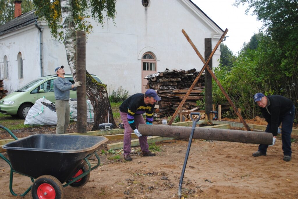 Arī Strenču pirts malkas šķūnīša celtnieki Alvils Dūdiņš (no kreisās), Sergejs Bibiks un Artis Kleins ne vienu reizi vien izmēģinājuši, cik labi ir šajā pirtī pērties. 
Autors: Sandra Pētersone