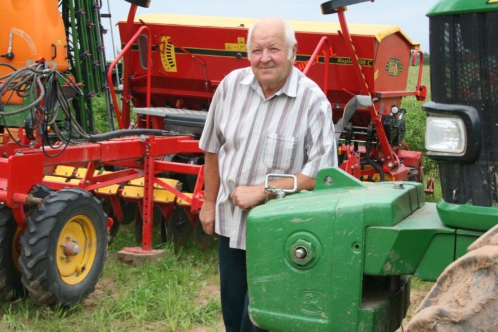 Ērģemes pagasta zemnieks Vilis Jansons ir novācis visu šīsvasaras graudu ražu un tagad gatavojas ziemāju sējai. 
Autors: Aivars Zilbers