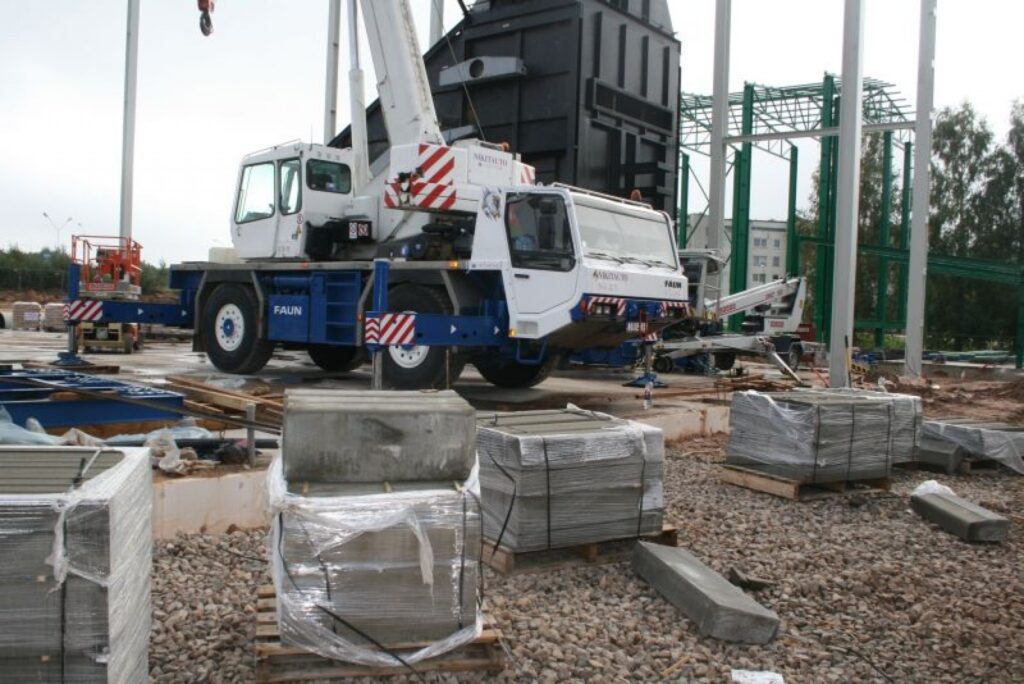 Pašlaik pilnā sparā notiek kooģenerācijas stacijas celtniecība. To pabeigs nākamgad, un tad pašreizējās pilsētas katlumājas paliks tikai rezervē. 
Autors: Aivars Zilbers