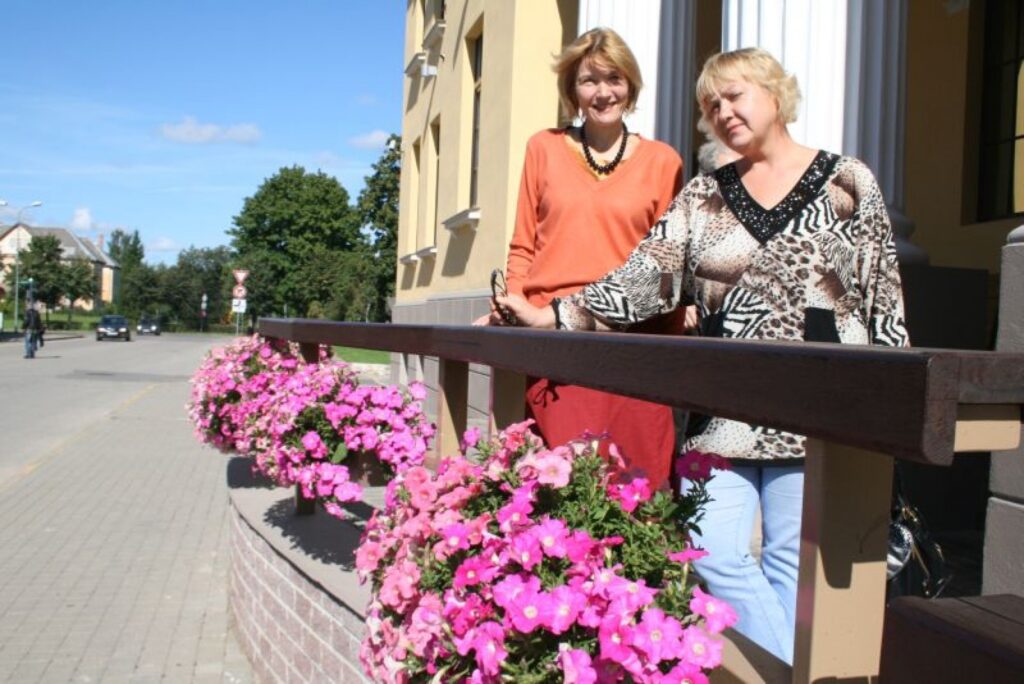 Valkas kultūras nama direktore Aija Sallu un kultūras darba metodiķe Līga Pandalone aicina ikvienu iedzīvotāju kultūras namā atrast sev kaut ko interesantu. 
Autors: Aivars Zilbers