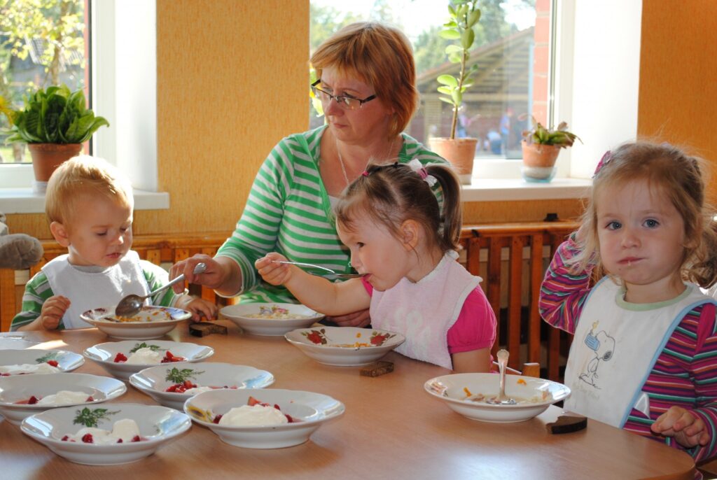 Palsmanes bēnudārza audzēkņi pusdienās vairs tikai īsu brīdi ēdīs pašu pagasta uzņēmumā “Palsmane” audzētus kartupeļus. Drīz viņiem tupeņus vedīs no Rīgas firma “Kabuleti Fruit”.
Autors: Sandra Pētersone