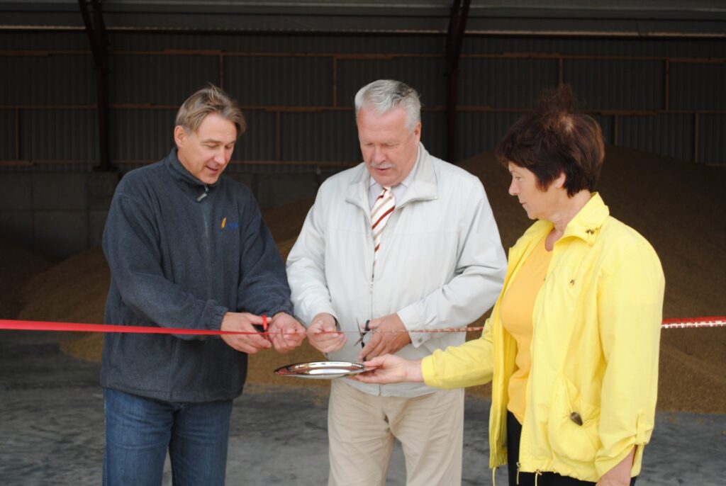Trešdien vējainā  laika dēļ zemkopības ministram Jānim Dūklavam (vidū), viesojoties Smiltenes pagasta “Rožkalnos”, nesanāca pavizināties saimniecības lidmašīnā. Toties Līvija un Ivars Ādamsoni uzticēja viņam pārgriezt lentu graudu pirmapstrādes angāra atklāšanā. 
Autors: Sandra Pētersone