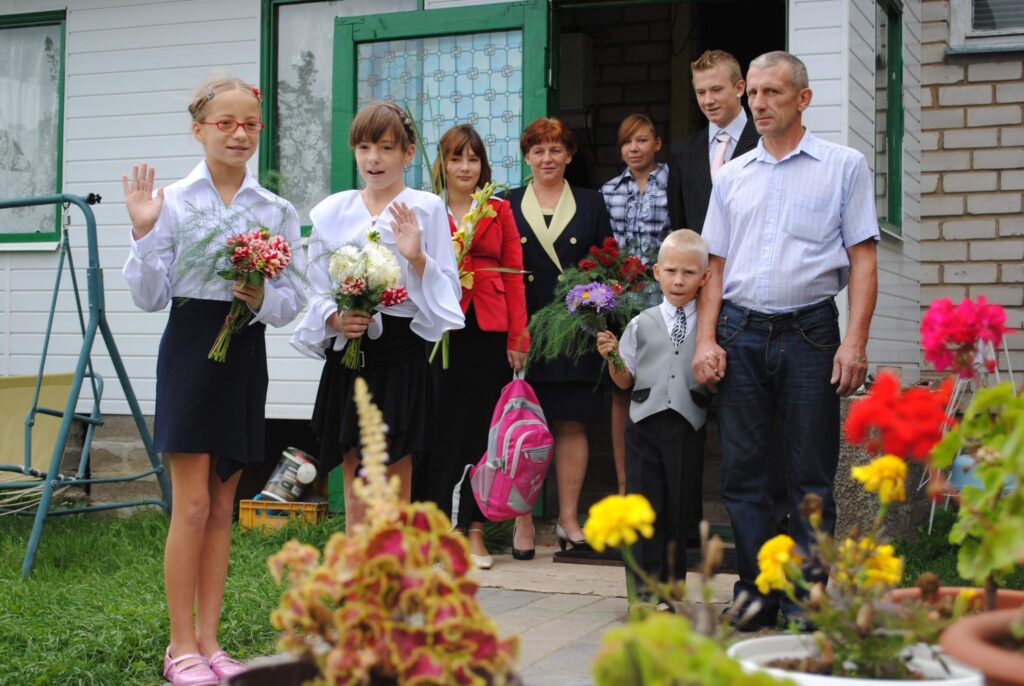 Blomēniešu Maratinas Gorinas un Fjodora Drozdoviča ģimenē 1. septembris ir gaidīta diena. Sapucējušies, ar nelielu, toties patīkamu satraukumu visi dosies uz svinīgi pasākumu skolā.
Autors: Santa Sinka
