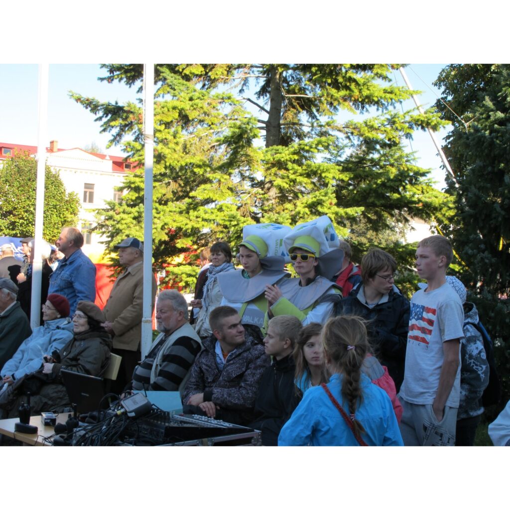  Sestdien Valgā, spīdot siltai saulītei, ļaudis izklaidējās iepērkoties. Pie kaimiņiem notika lielais Livonijas tirgus, kur savus izstrādājumus piedāvāja arī latvieši, piemēram, medu un lietuvieši, piemēram, aveņu stādus. Bija arī kultūras...
Autors: Ingūna Johansone