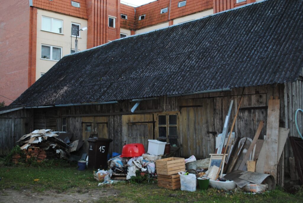 Tikai daļa no šīm lietām pieder I. Zariņai. Sieviete uzskata, ka namsaimniekam pēc iespējas ātrāk ir jāaizved šie atkritumi un jāsakopj pagalms. 
Autors: Sandra Pētersone