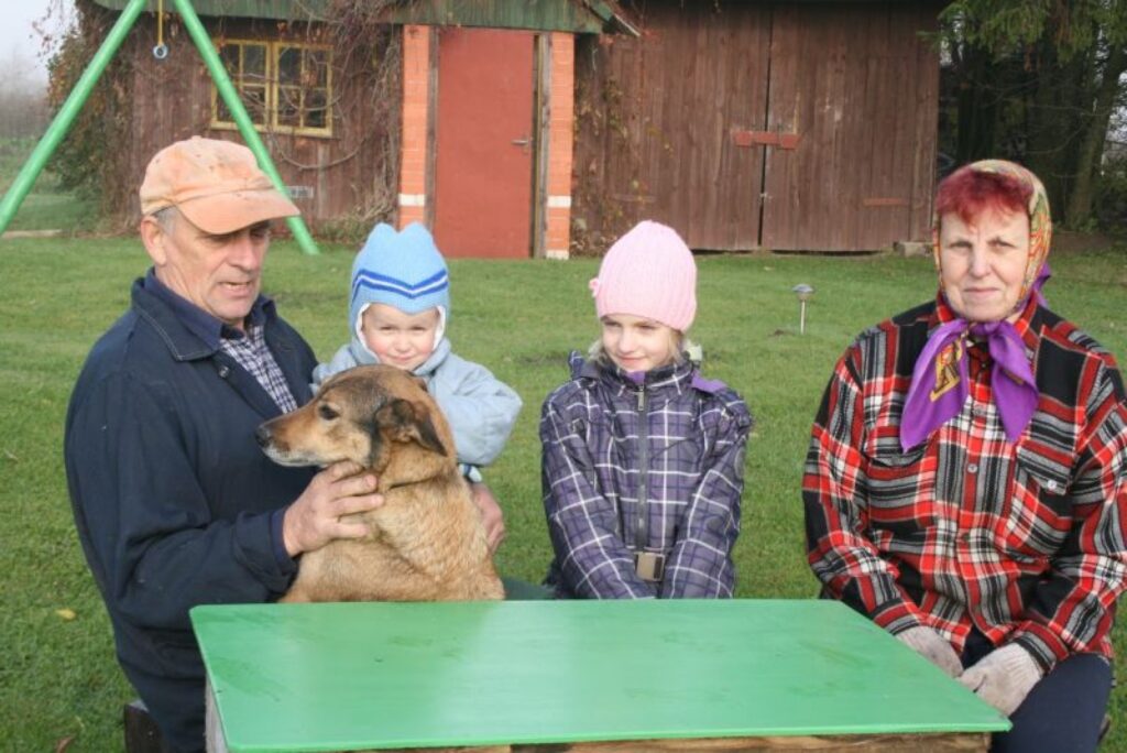 Mīlestību uz zemi un patiku par sakoptu apkārtni Ārija un Teodors Vorpuļi māca arī mazbērniem Katrīnei un Haraldam.
Autors: Aivars Zilbers