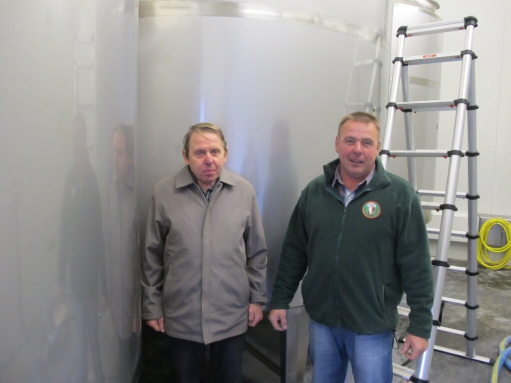  SIA “Abula” ražošanas daļas vadītājs Māris Freivalds (no kreisās) un direktors Juris Freivalds izveidojuši ģimenes uzņēmumu, kur ražo slaveno Brenguļu alu. 
Autors: Ingūna Johansone