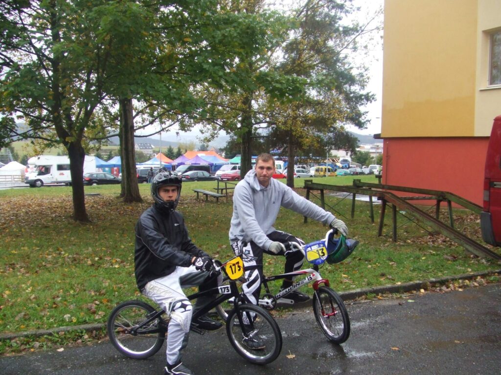 Valkas BMX kluba “Alko” sportisti Emīls Pauders (pirmais no kreisās) un Kristaps Ozoliņš pabija Čehijā notiekošajā Eiropas čempionātā. Mērķis abiem bija uzkrāt pieredzi.
Autors: No personīgā arhīva