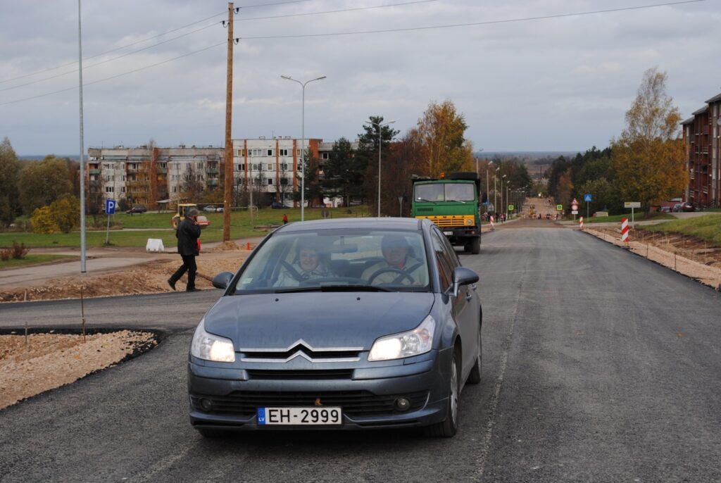Ceturtdien  Rīgas ielas posma  jauno asfaltu izmēģināja pirmie autovadītāji, arī Smiltenes novada domes Izglītības pārvaldes vadītājs Tālis Jaunzemis, apmeklējot svētkus Trīs pakalnu pamatskolā. 
Autors: Sandra Pētersone