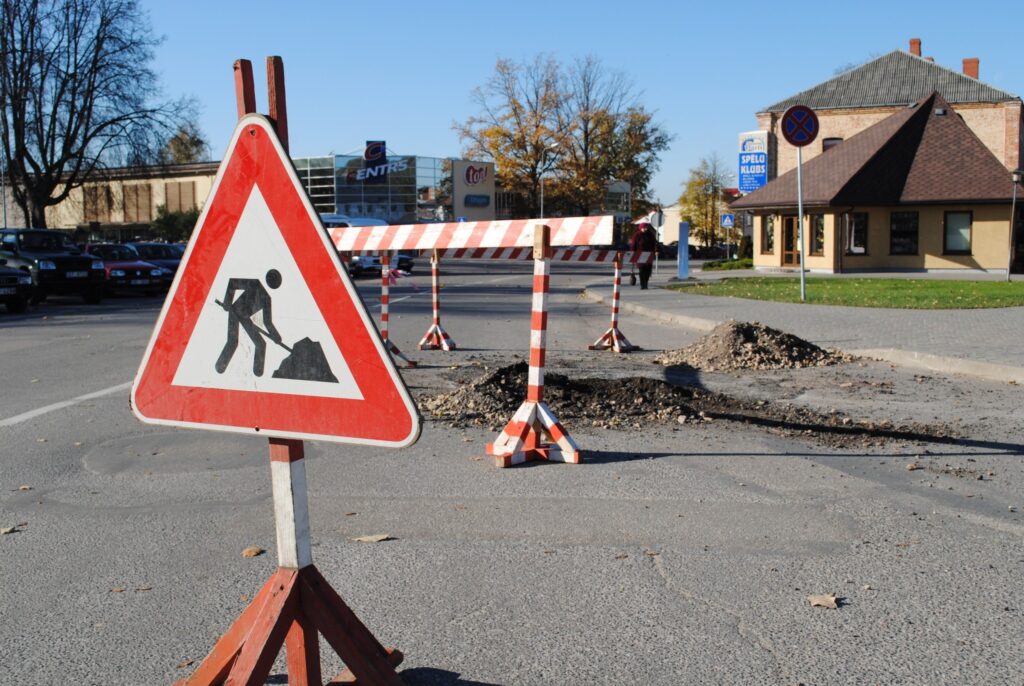 Pašlaik būvdarbu vietā Baznīcas laukumā ir ieklāts aukstais asfalts. Ja būs vajadzīgs, segumu nomainīs nākamgad pavasarī.
Autors: Sandra Pētersone