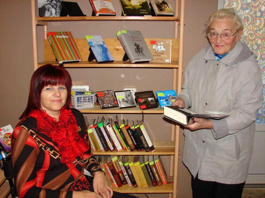 Uz 10. grāmatu svētkiem dosies arī strencēniete, pensionāre Elza Kristiņa (no labās). Tas  būs liels pasākums visas dienas garumā ar plašu programmu, sola Strenču bibliotēkas bibliotekāre Antra Else.
Autors: Sandra Pētersone