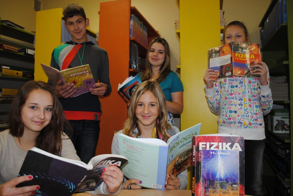 Ar profesoru FiBiĶīMu  sacenšas arī Smiltenes ģimnāzisti Laura Savicka (1. rindā no kreisās), Linda Puriņa, Mārcis Bārdiņš, Evita Rīdere un Ausma Cīrulniece, meklējot atbildes pat  vecāko klašu grāmatās. 
Autors: Sandra Pētersone