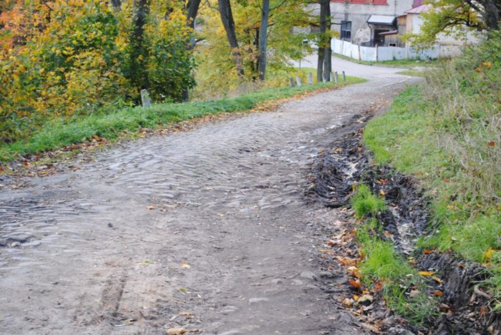 Kalnamuižas bruģi šobrīd izmantot vajadzētu tikai gājējiem un velosipēdistiem, jo šis vēsturiskais ceļa posms ir sliktā stāvoklī.
Autors: Sandra Pētersone