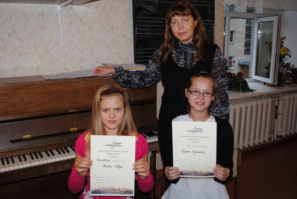 Smiltenes mūzikas skolas audzēkņu Beātes Velpes (no kreisās) un Agneses Kauškales jaunrades skaņdarbi novērtēti konkursā, par ko prieks meiteņu skolotājai Ingai Rācenei. 
Autors: Sandra Pētersone