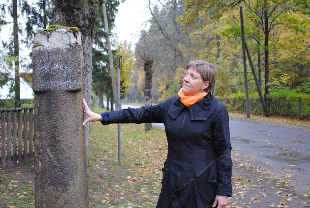 Arī pēc būvdarbiem Pulkveža Zemitāna ielā tur esošais  verstu stabs paliks savā vietā, sola pašvaldības speciāliste Gita Siliņa. Stabs saglabājies no 19. gadsimta nogales un Strenčos tāds ir vienīgais. 
Autors: Sandra Pētersone