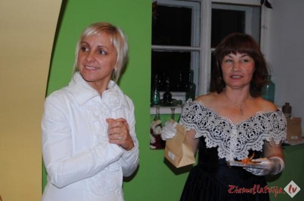 Smiltenes novada domes Kultūras pārvaldes vadītāja Pārsla Jansone (no kreisās) un muzeja vadītāja Zinaida Bērza.
Autors: Santa Sinka