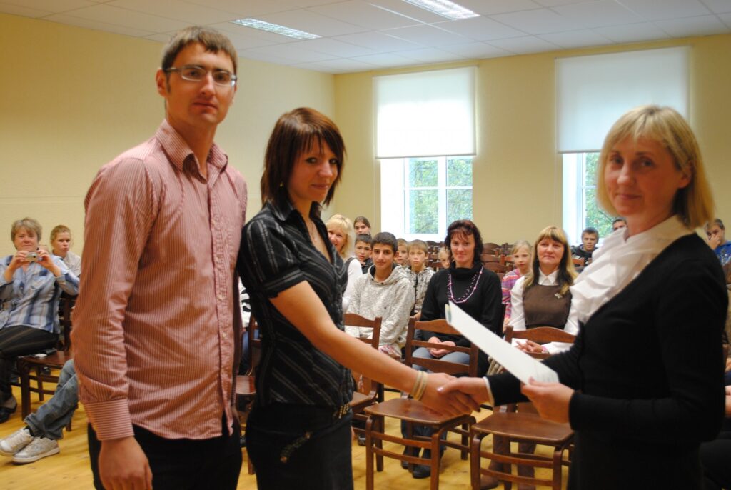  Palsmanes speciālās internātpamatskolas direktore Inga Auga (no labās), sporta skolotājs Dzintars Ziediņš un pārējais skolas kolektīvs lepojas ar Agritu Bindri par viņas panākumiem pasaulē. 
Autors: Sandra Pētersone