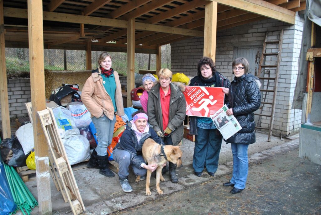 Busiņa krava izkrāmēta. Foto piemiņai kopā ar patversmes darbiniekiem.
Autors: Sarmīte Ozola